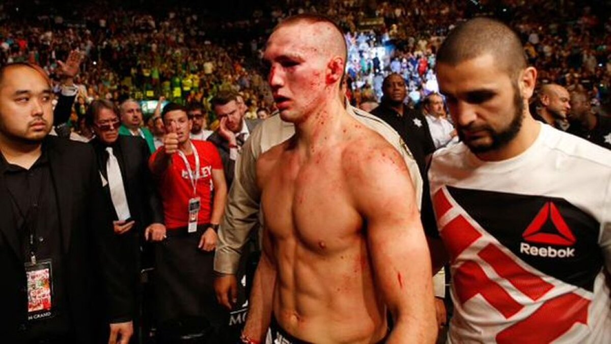 FOTO Atenție, imagini șocante cu un luptător UFC! Adversarul l-a desfigurat complet și i-a rupt și un picior. Nici nu mai știa în ce an e!