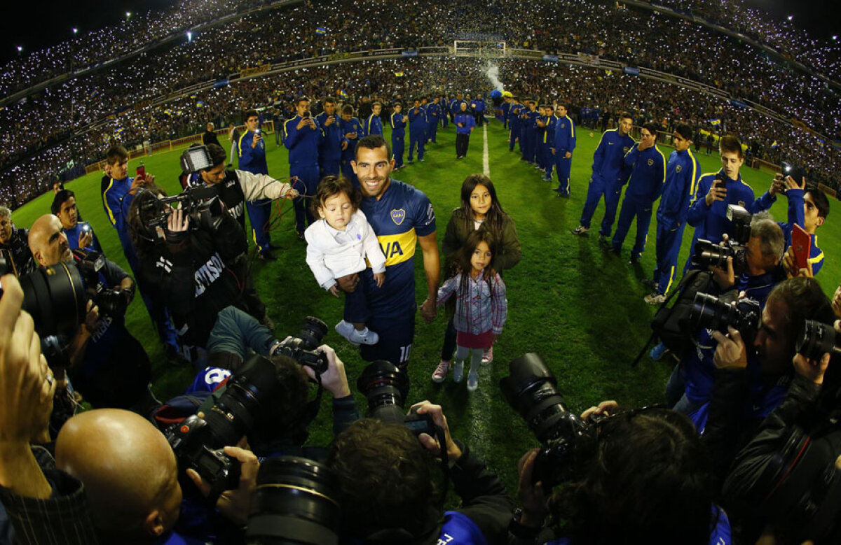 FOTO "Apașul" e acasă. Boca îl adoră! 70.000 de fani la revenirea lui Tevez în Argentina. Maradona n-a lipsit: "Gracias, Carlitos"