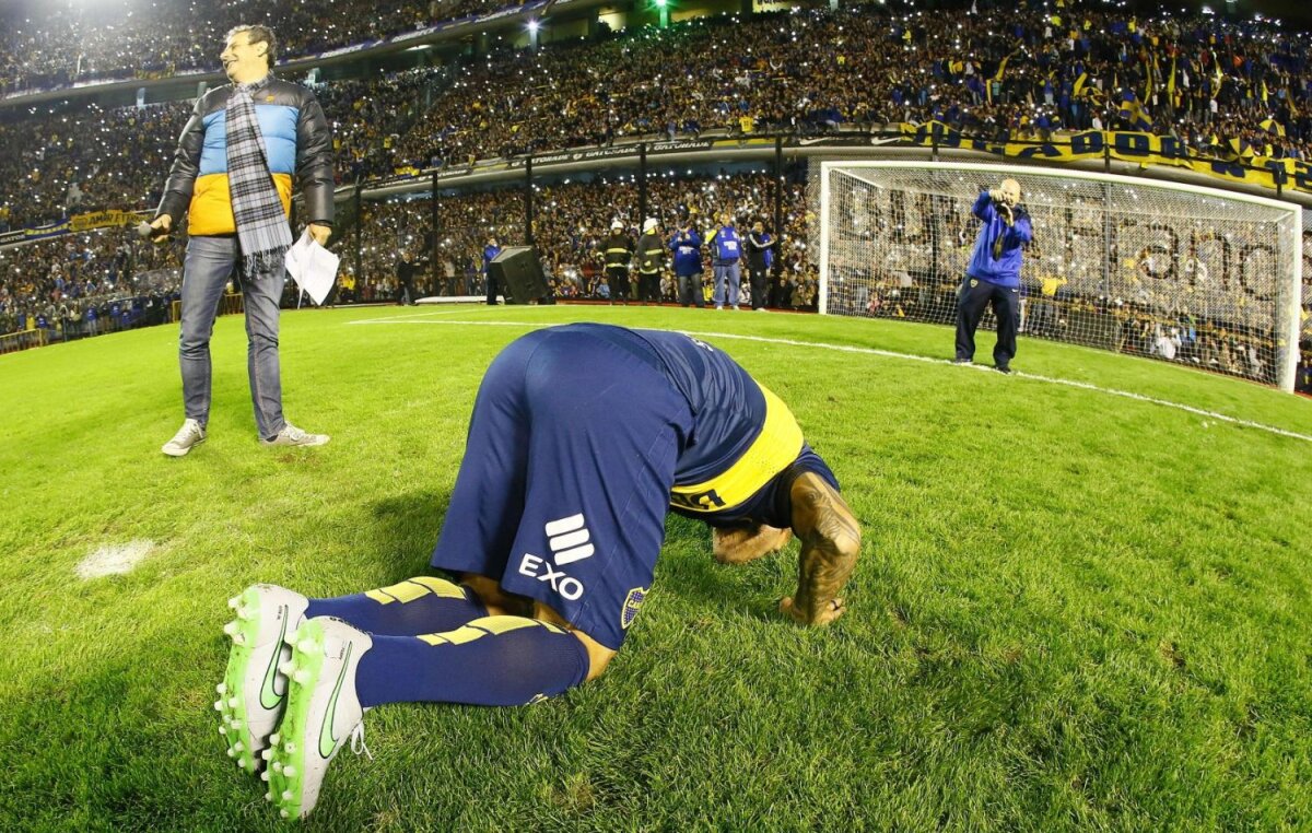 FOTO "Apașul" e acasă. Boca îl adoră! 70.000 de fani la revenirea lui Tevez în Argentina. Maradona n-a lipsit: "Gracias, Carlitos"