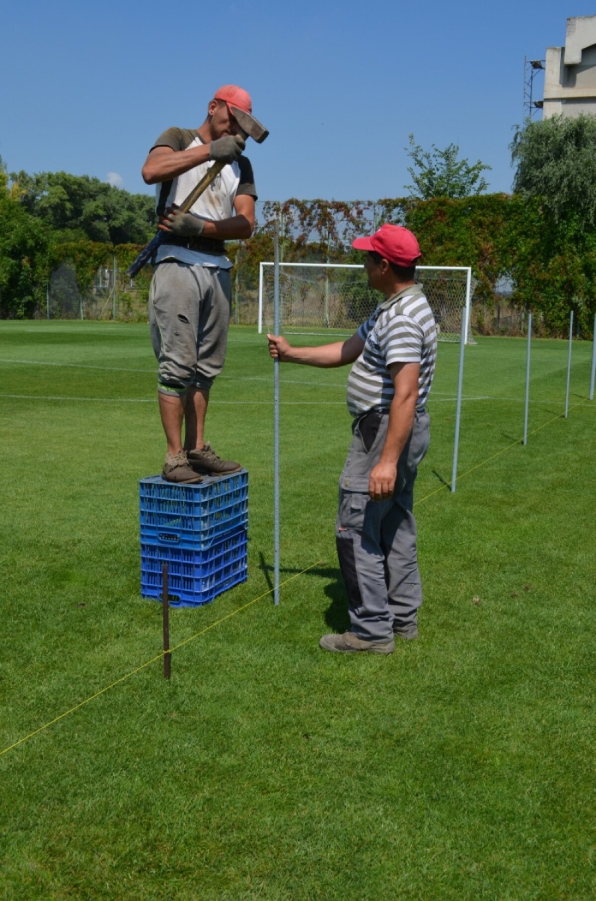 FOTO Imagini incredibile » Oțelul a pierdut jumătate din teren! Suprafața a fost îngrădită, jucătorii se antrenează înghesuiți