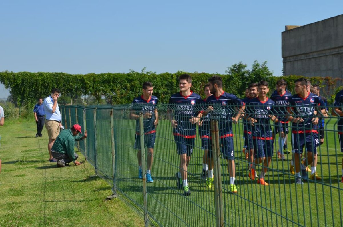 FOTO Imagini incredibile » Oțelul a pierdut jumătate din teren! Suprafața a fost îngrădită, jucătorii se antrenează înghesuiți