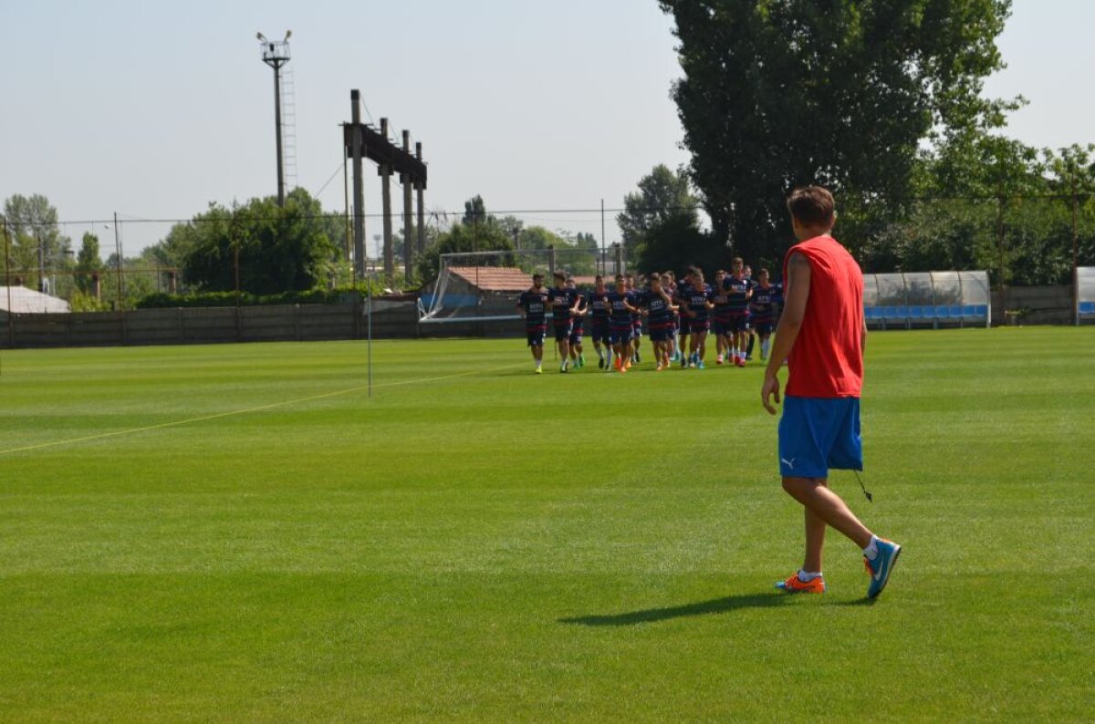 FOTO Imagini incredibile » Oțelul a pierdut jumătate din teren! Suprafața a fost îngrădită, jucătorii se antrenează înghesuiți