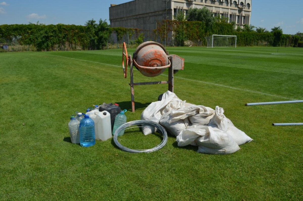 FOTO Imagini incredibile » Oțelul a pierdut jumătate din teren! Suprafața a fost îngrădită, jucătorii se antrenează înghesuiți