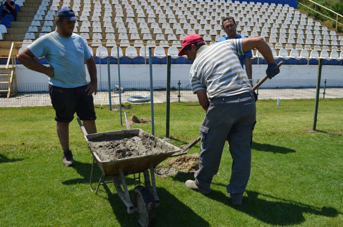FOTO Imagini incredibile » Oțelul a pierdut jumătate din teren! Suprafața a fost îngrădită, jucătorii se antrenează înghesuiți