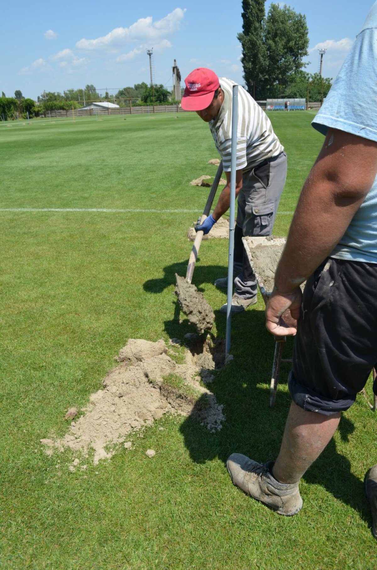 FOTO Imagini incredibile » Oțelul a pierdut jumătate din teren! Suprafața a fost îngrădită, jucătorii se antrenează înghesuiți
