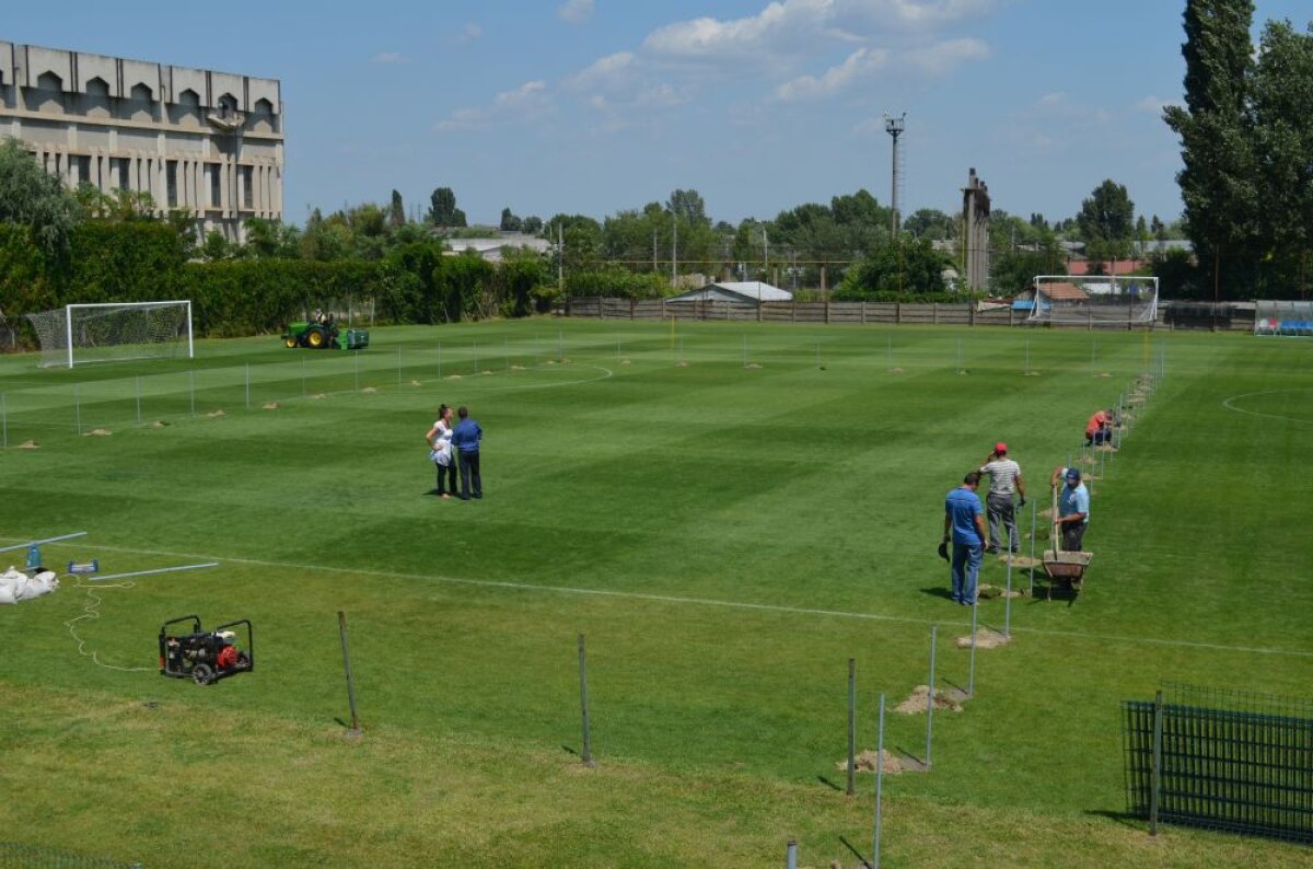 FOTO Imagini incredibile » Oțelul a pierdut jumătate din teren! Suprafața a fost îngrădită, jucătorii se antrenează înghesuiți