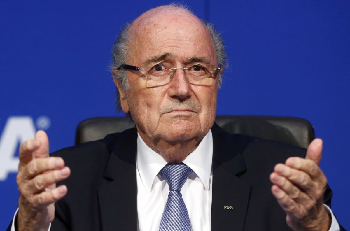 VIDEO + FOTO Incident la conferința de presă de la FIFA » Un britanic a aruncat cu bani în Blatter