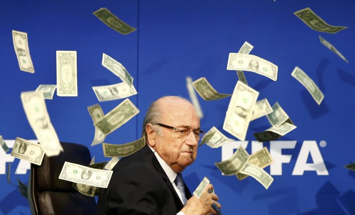 VIDEO + FOTO Incident la conferința de presă de la FIFA » Un britanic a aruncat cu bani în Blatter