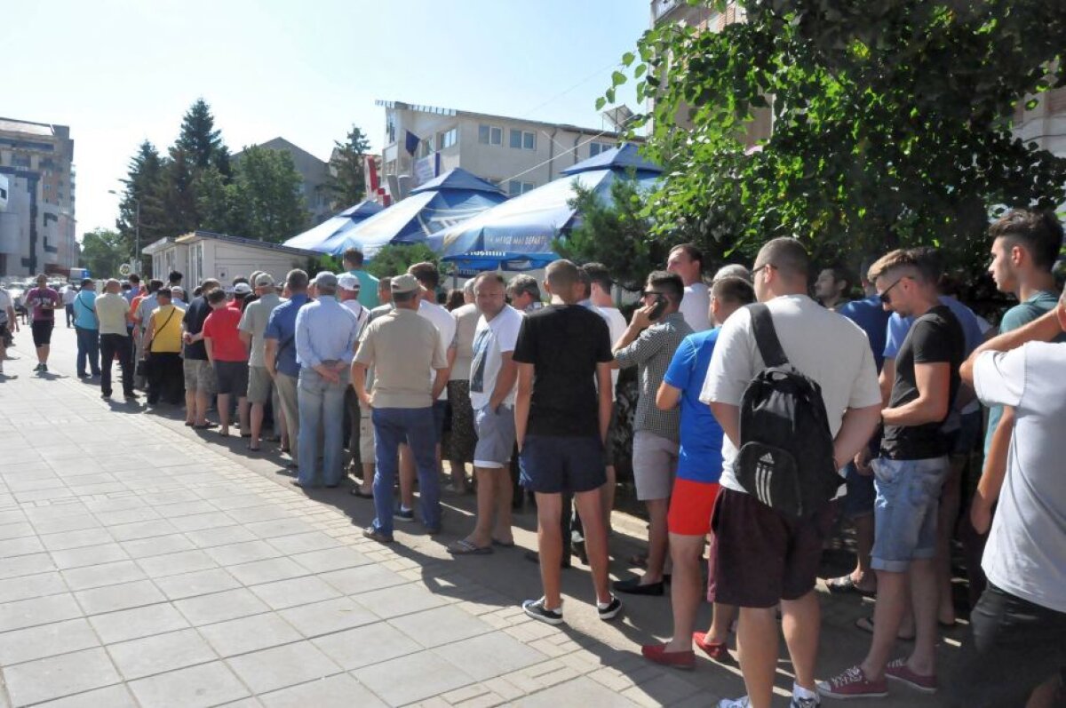 GALERIE FOTO Din nou cu casa închisă! Fanii lui FC Botoșani au dat năvală la casele de bilete înainte de meciul cu Legia