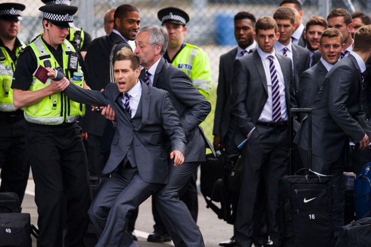 VIDEO Noul Jimmy Jump » Comediantul care luni a aruncat cu dolari falși în șeful FIFA, Sepp Blatter, nu e la prima ispravă de acest gen