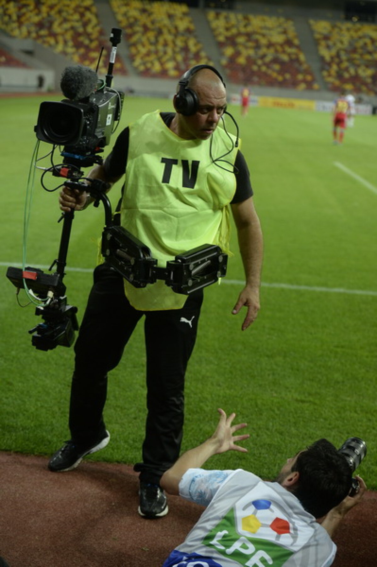 GALERIE FOTO Momente şocante în timpul meciului Steaua - Trencin: "Îţi dau un şut în gură de nu te mai ridici d-aici!"