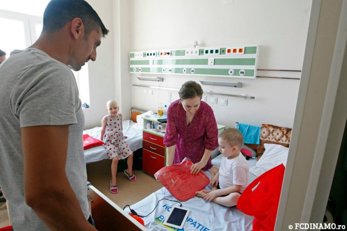 FOTO Dănciulescu a împărţit cadouri copiilor bolnavi de la Institutul Clinic Fundeni