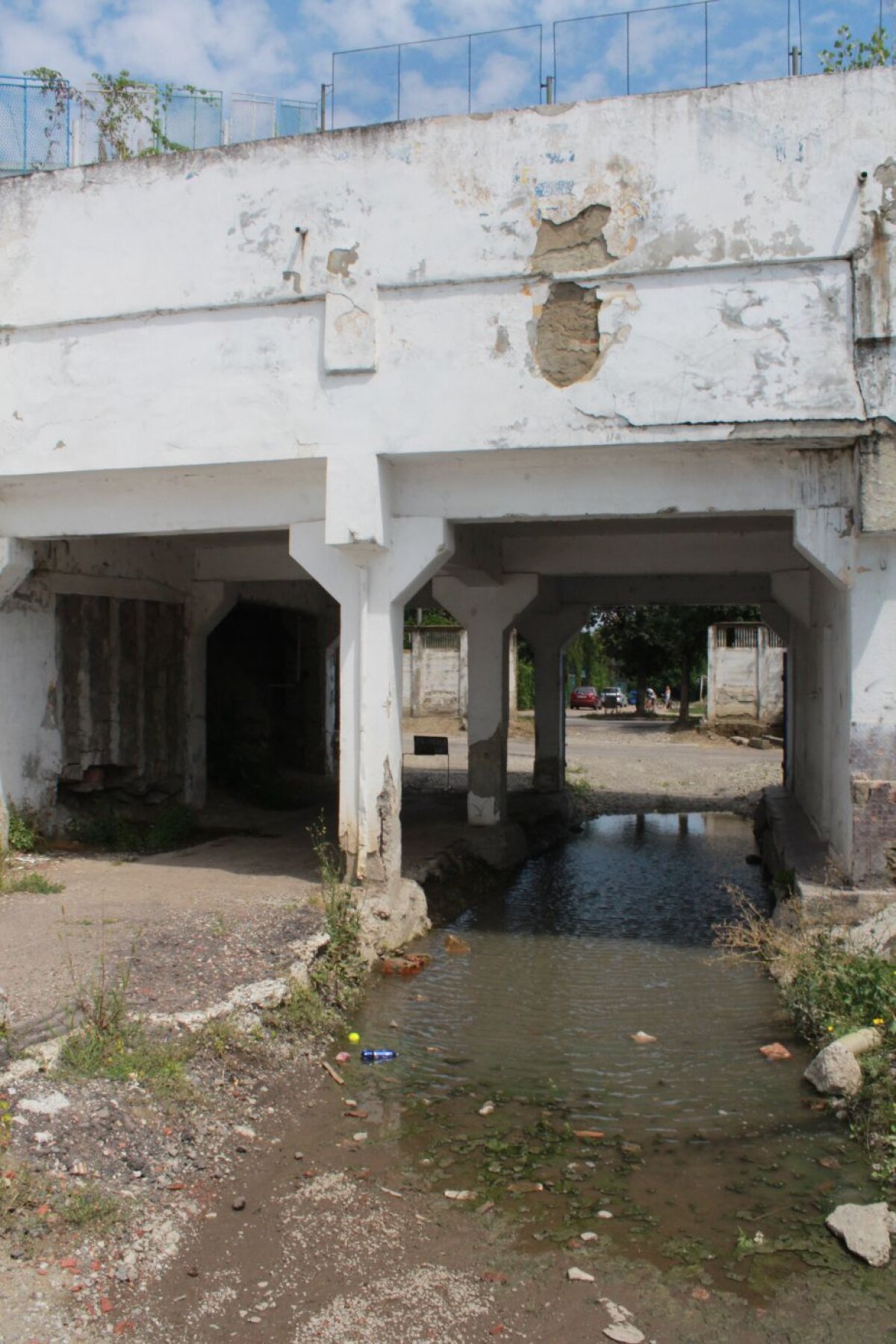 FOTO Încă un stadion de tradiție în paragină! Reportaj tulburător despre cum infrastructura sportului românesc se duce de rîpă!