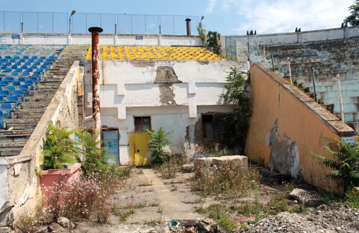 FOTO Încă un stadion de tradiție în paragină! Reportaj tulburător despre cum infrastructura sportului românesc se duce de rîpă!