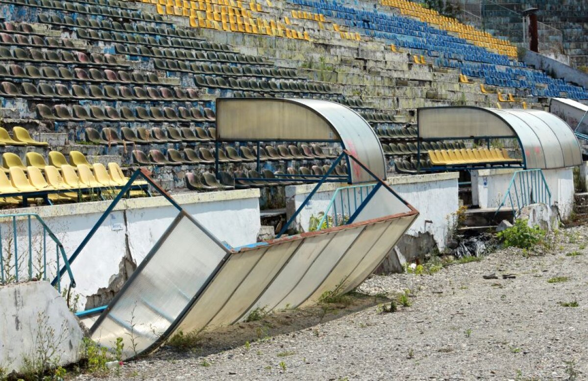 FOTO Încă un stadion de tradiție în paragină! Reportaj tulburător despre cum infrastructura sportului românesc se duce de rîpă!