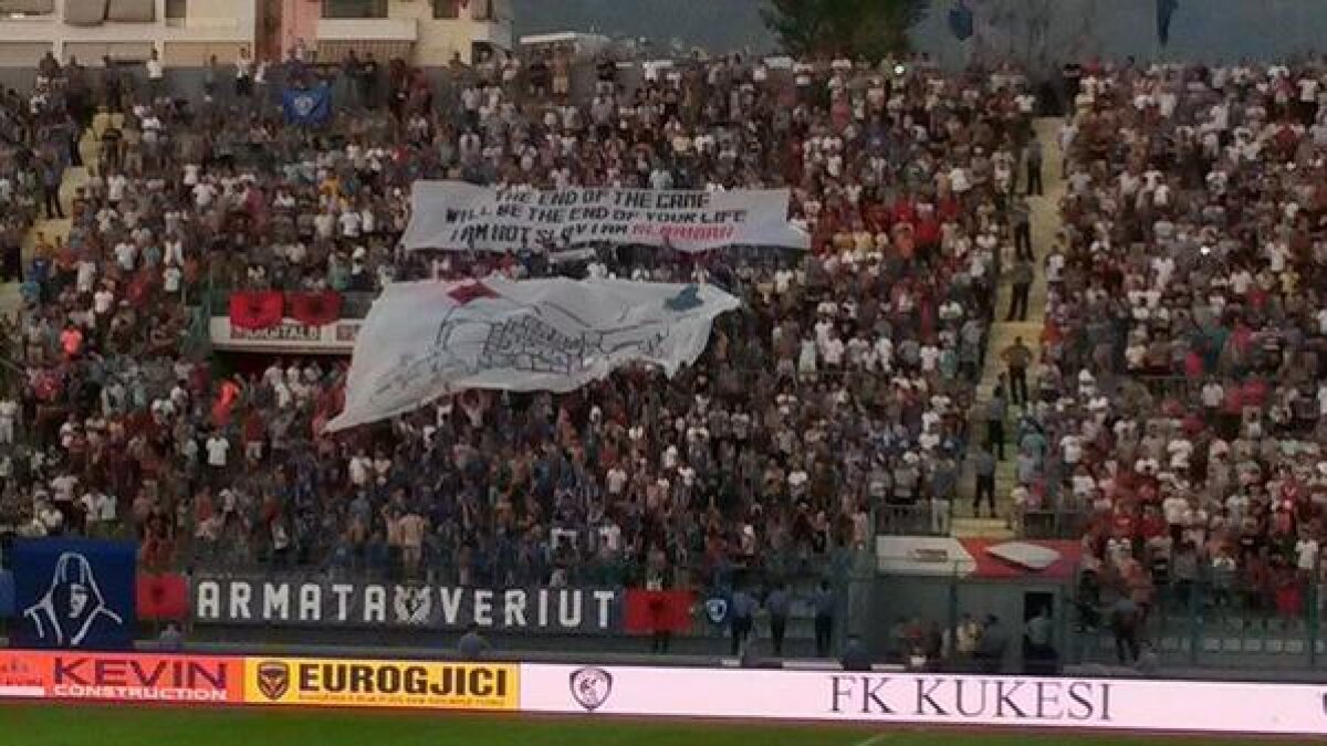 VIDEO și FOTO Incidente sîngeroase în Albania! Meciul Kukesi - Legia a fost abandonat, un jucător lovit cu o piatră în cap, haos în tribune