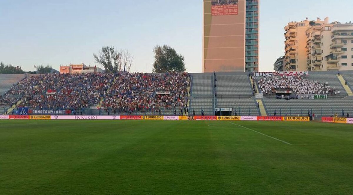 VIDEO și FOTO Incidente sîngeroase în Albania! Meciul Kukesi - Legia a fost abandonat, un jucător lovit cu o piatră în cap, haos în tribune