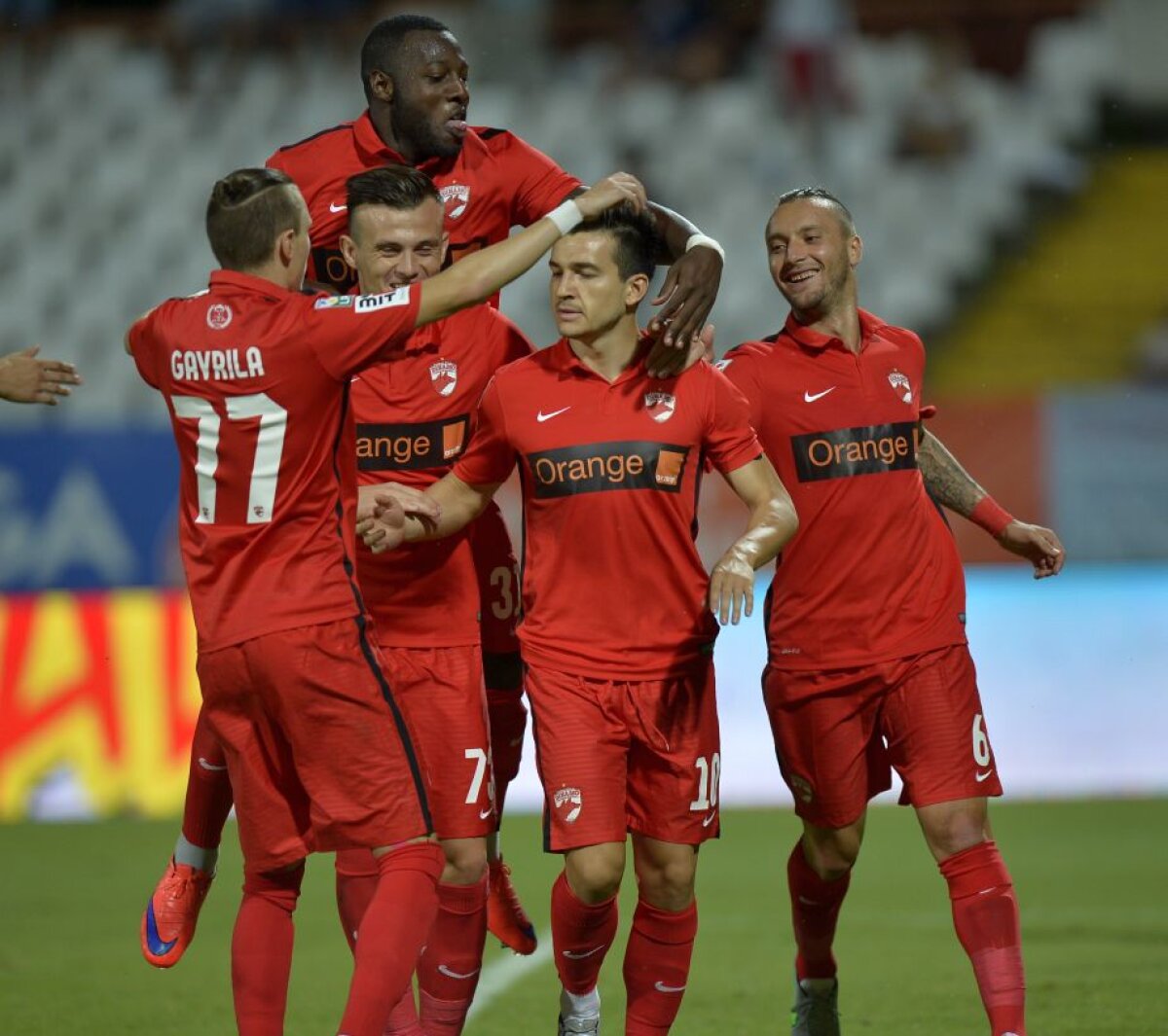 VIDEO+FOTO Harlem Shake » La primul meci ca titular, uriaşul Harlem Eddy Gnohere i-a adus lui Dinamo victoria aseară: 2-1 cu ACS Poli