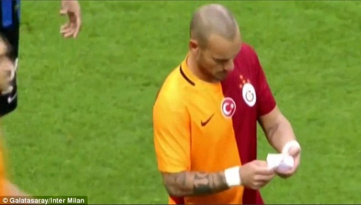 FOTO și VIDEO Fază memorabilă! Sneijder a primit un bilețel de la antrenorul adversarei » Ce scria în el va rămîne în istoria fotbalului