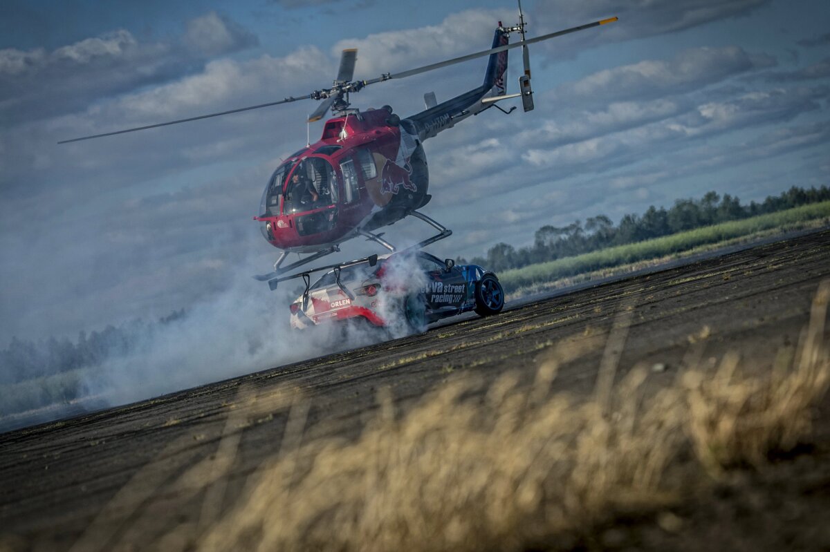 FOTO&VIDEO Imagini senzaţionale » Elicopter vs. maşină: cel mai nou proiect marca Felix Baumgartner