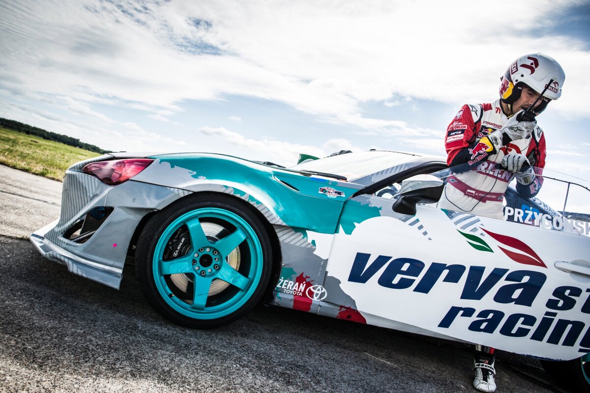 FOTO&VIDEO Imagini senzaţionale » Elicopter vs. maşină: cel mai nou proiect marca Felix Baumgartner