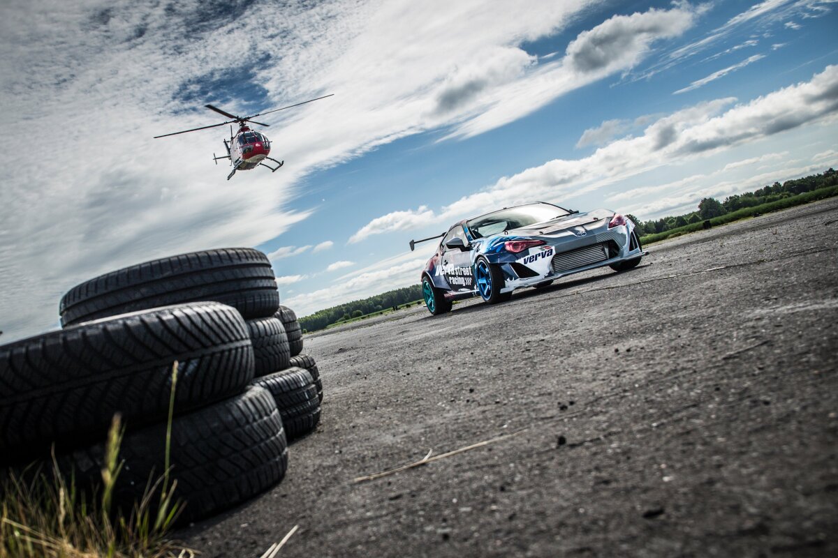 FOTO&VIDEO Imagini senzaţionale » Elicopter vs. maşină: cel mai nou proiect marca Felix Baumgartner