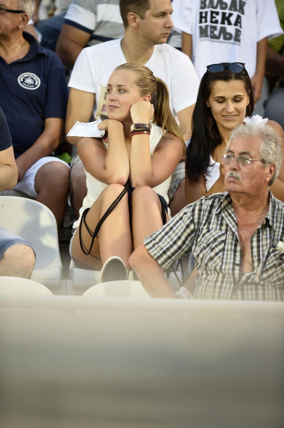 GALERIE FOTO şi VIDEO "Groparii", copiii şi fetele frumoase au făcut atmosferă în tribunele stadionului lui Partizan » Vezi toate imaginile