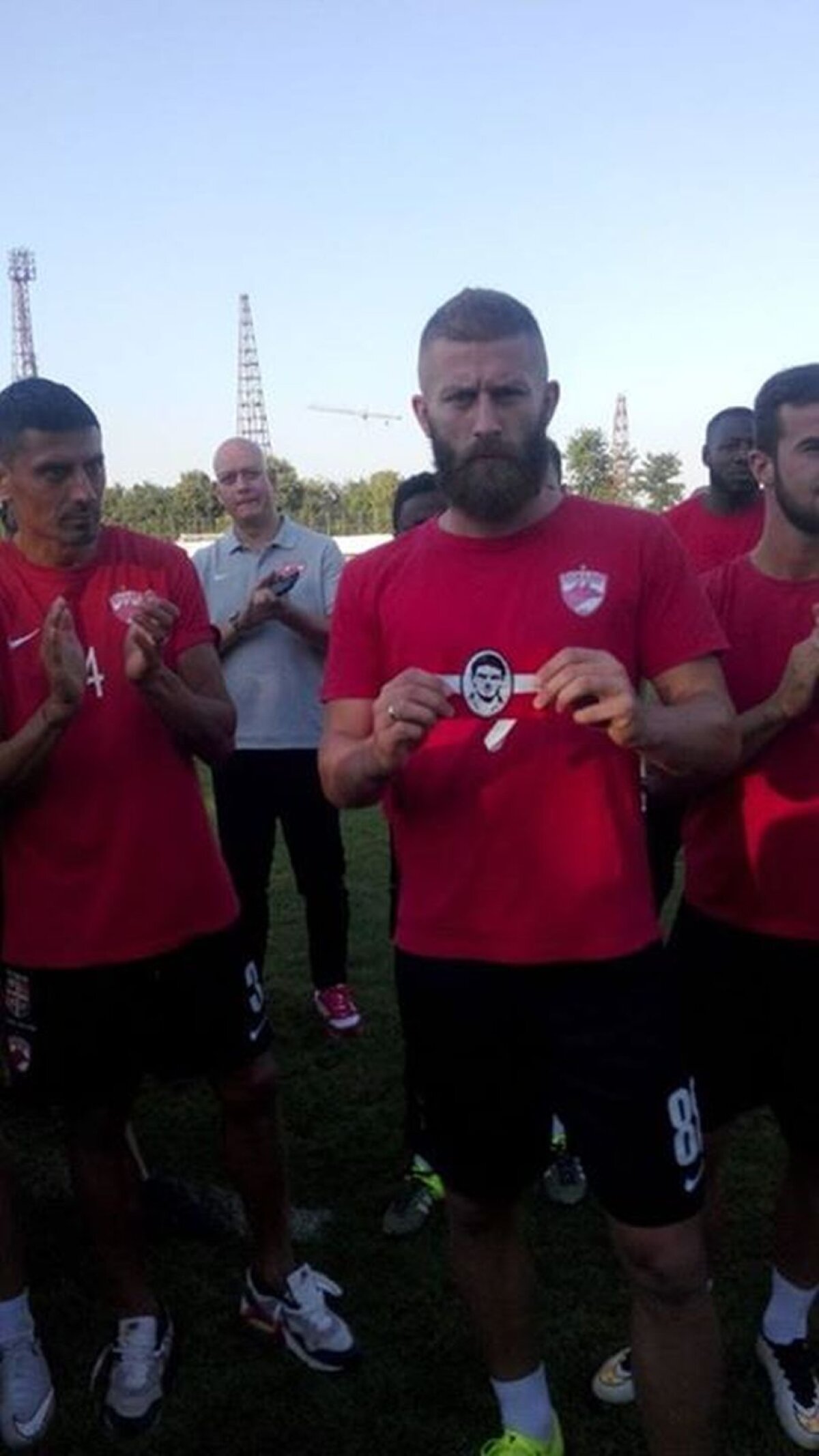 FOTO Suporterii pun căpitanul » 200 de fani le-au făcut un cadou inedit lui Rednic și Vojnovici înainte de derby