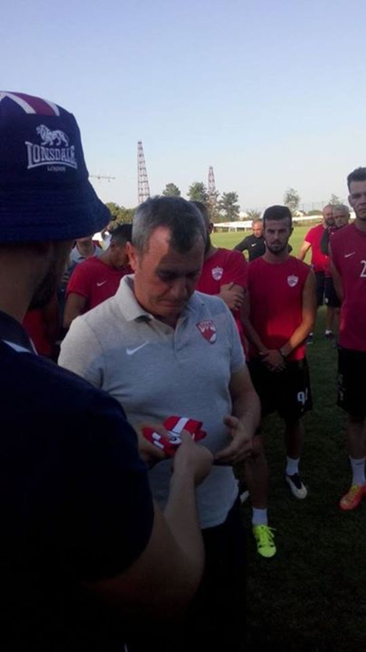 FOTO Suporterii pun căpitanul » 200 de fani le-au făcut un cadou inedit lui Rednic și Vojnovici înainte de derby