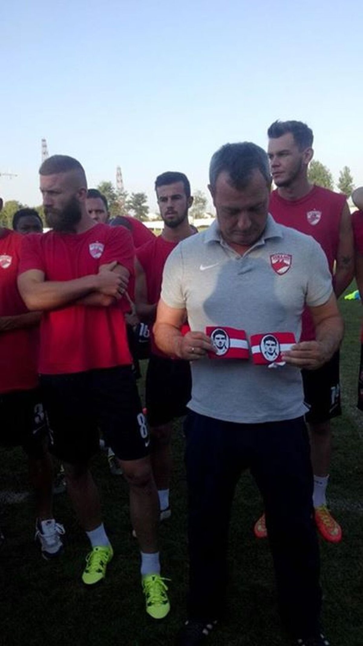 FOTO Suporterii pun căpitanul » 200 de fani le-au făcut un cadou inedit lui Rednic și Vojnovici înainte de derby