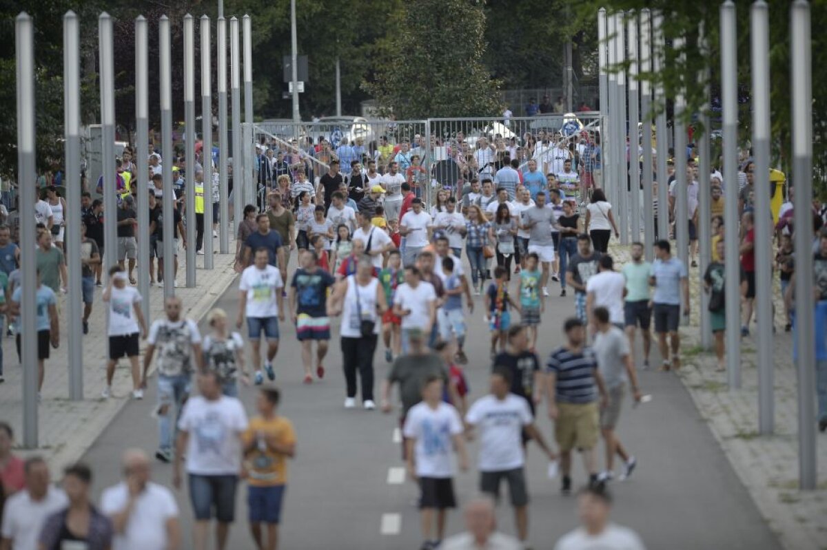 GALERIE FOTO Ora de istorie în peluza dinamovistă » "Cîinii" au făcut show din nou: coregrafie specială la Derby de România