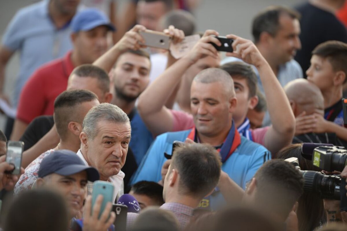 GALERIE FOTO Ora de istorie în peluza dinamovistă » "Cîinii" au făcut show din nou: coregrafie specială la Derby de România