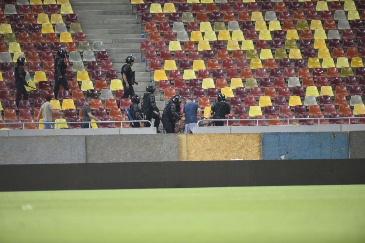 VIDEO+ FOTO Scandal la finalul meciului Steaua - Dinamo » Un fan dinamovist a fost luat pe sus de jandarmi