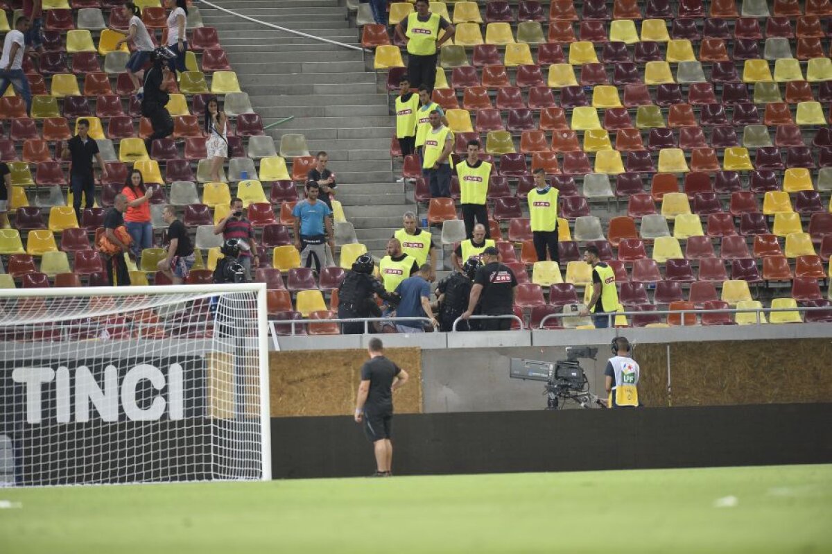 VIDEO+ FOTO Scandal la finalul meciului Steaua - Dinamo » Un fan dinamovist a fost luat pe sus de jandarmi