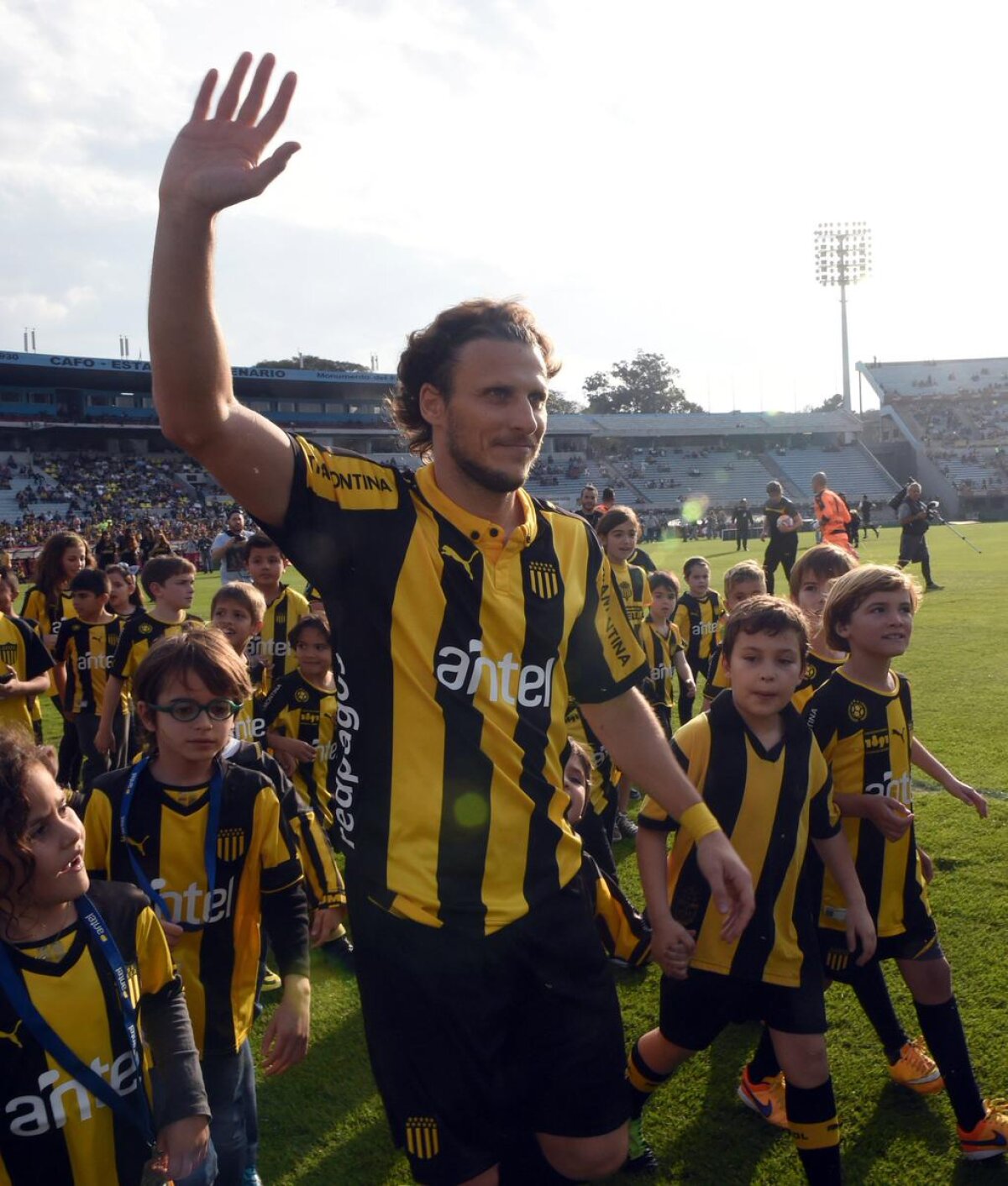 VIDEO și FOTO Gol fabulos pentru Diego Forlan la debutul la echipa sa de suflet