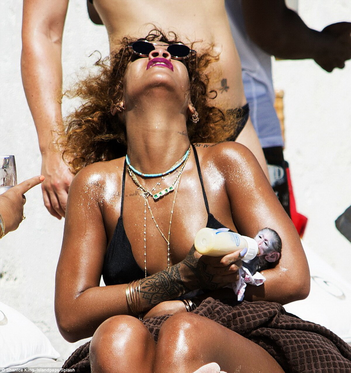 Imagini interzise cardiacilor: Rihanna, în cele mai fierbinţi ipostaze