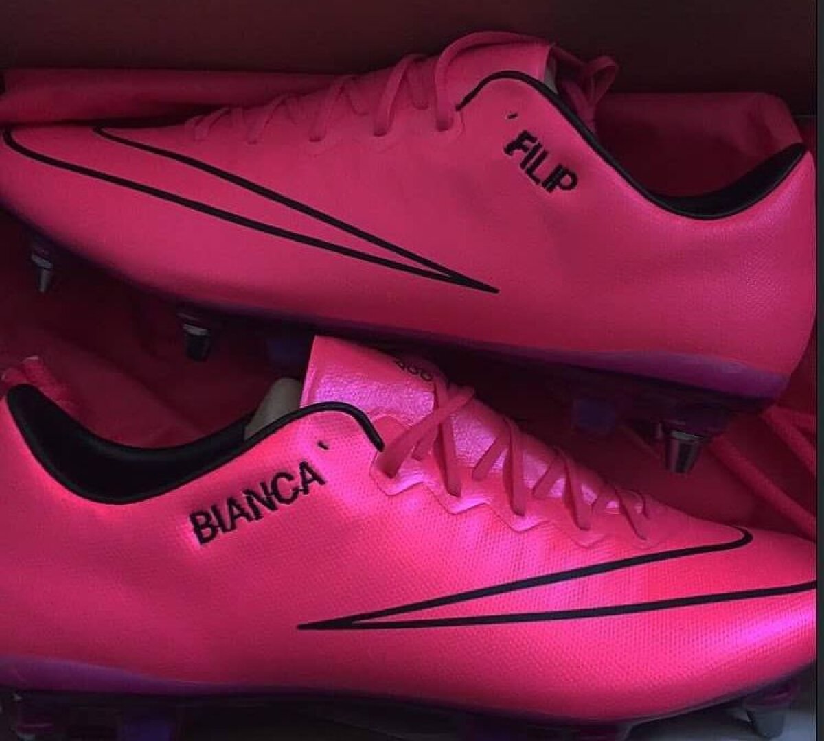 Pentru Bianca și "națională" » Un dinamovist și-a făcut ghete personalizate cu numele iubitei sale