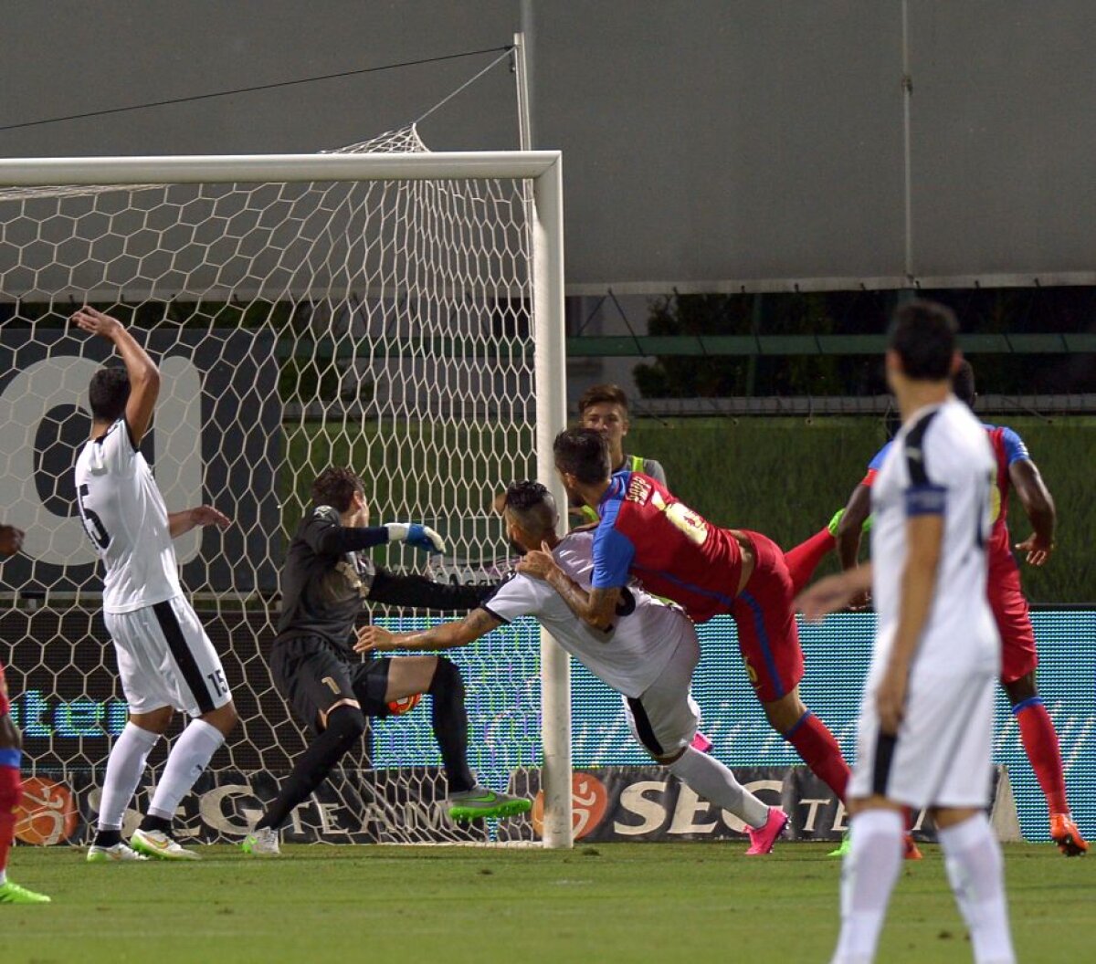 VIDEO+FOTO » Astra - Steaua 2-0 » Roş-albaştrii învinşi de jucătorii pe care i-a dorit în această vară: Alibec şi Budescu! 