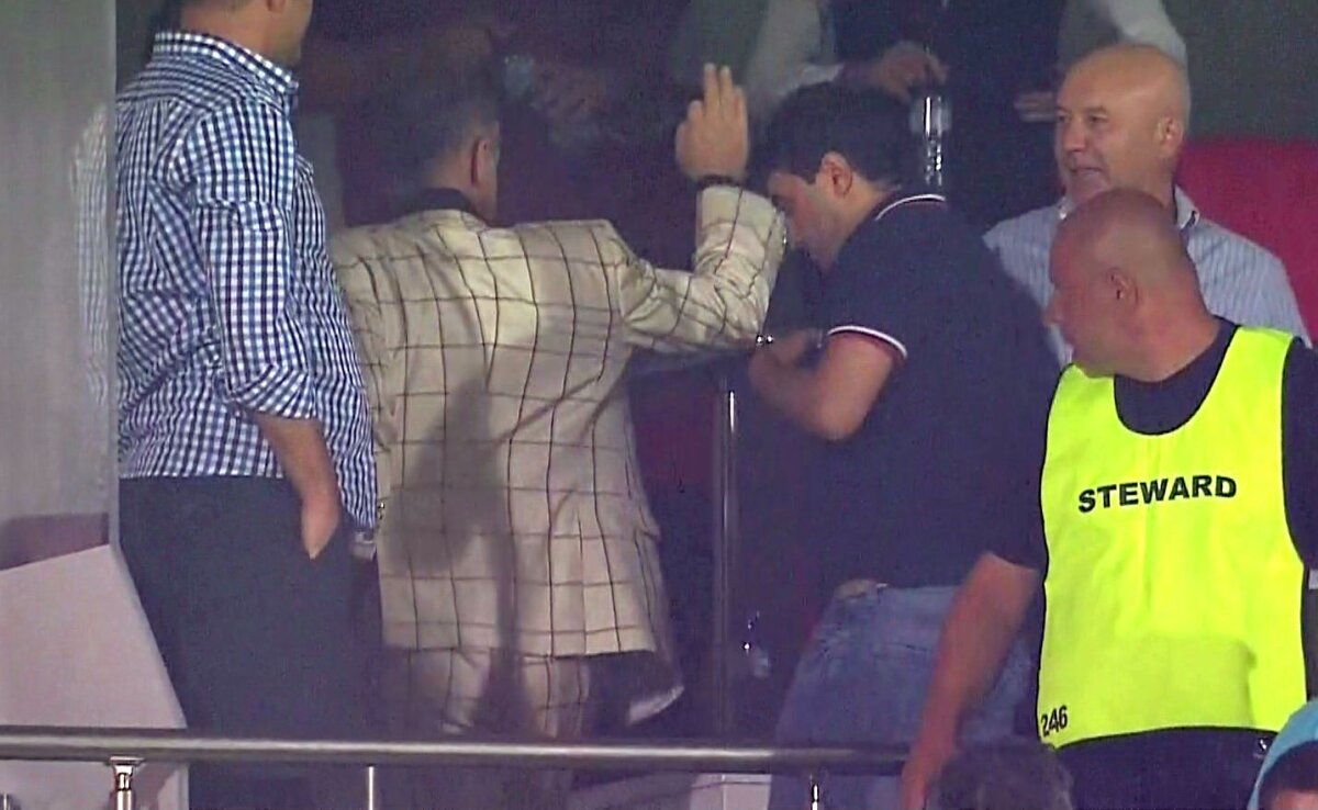 FOTO N-a rezistat! Becali a părăsit stadionul înainte de finalul meciului Steaua - Astra. Momentul care i-a pus capac