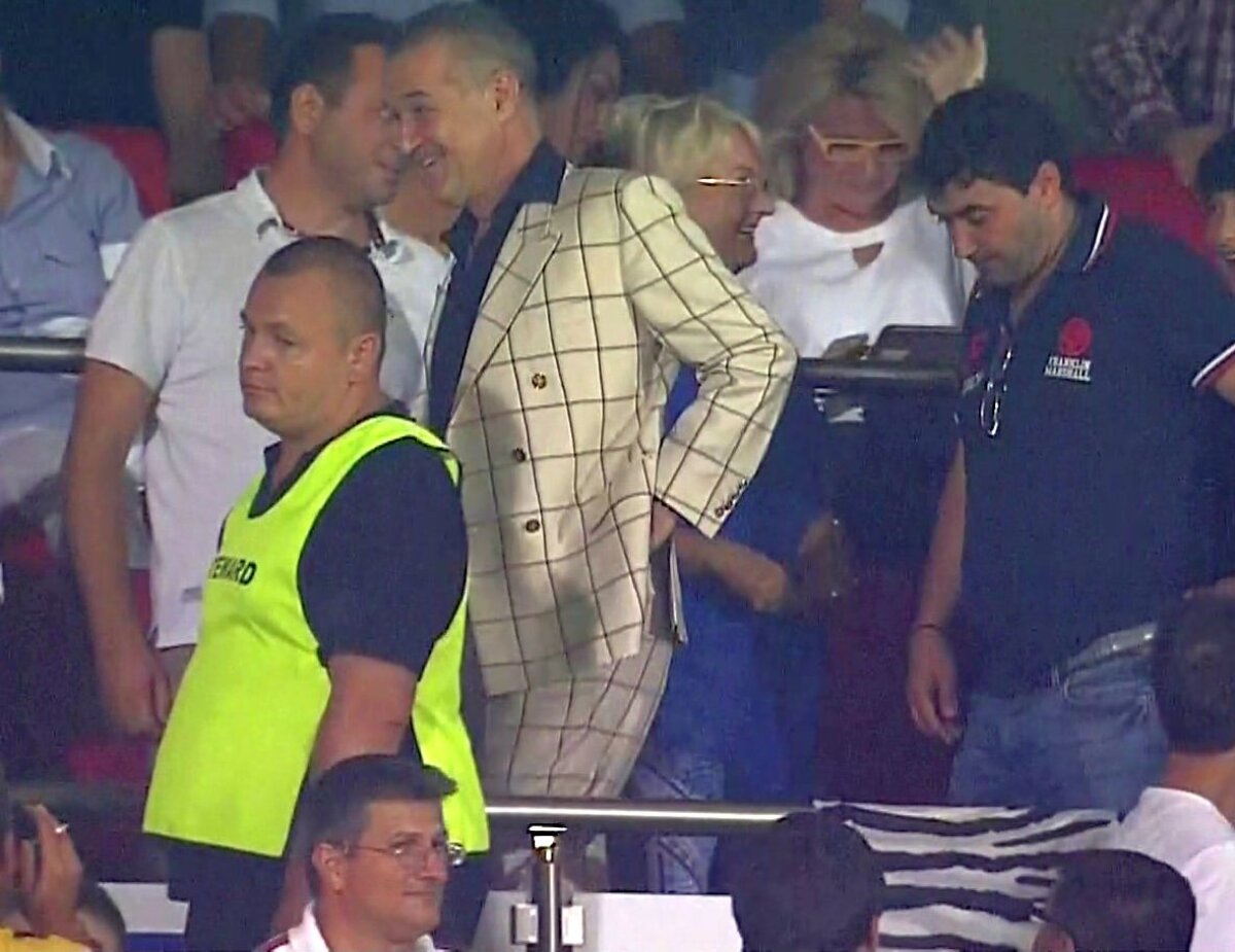FOTO N-a rezistat! Becali a părăsit stadionul înainte de finalul meciului Steaua - Astra. Momentul care i-a pus capac