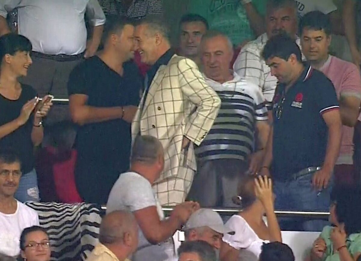 FOTO N-a rezistat! Becali a părăsit stadionul înainte de finalul meciului Steaua - Astra. Momentul care i-a pus capac
