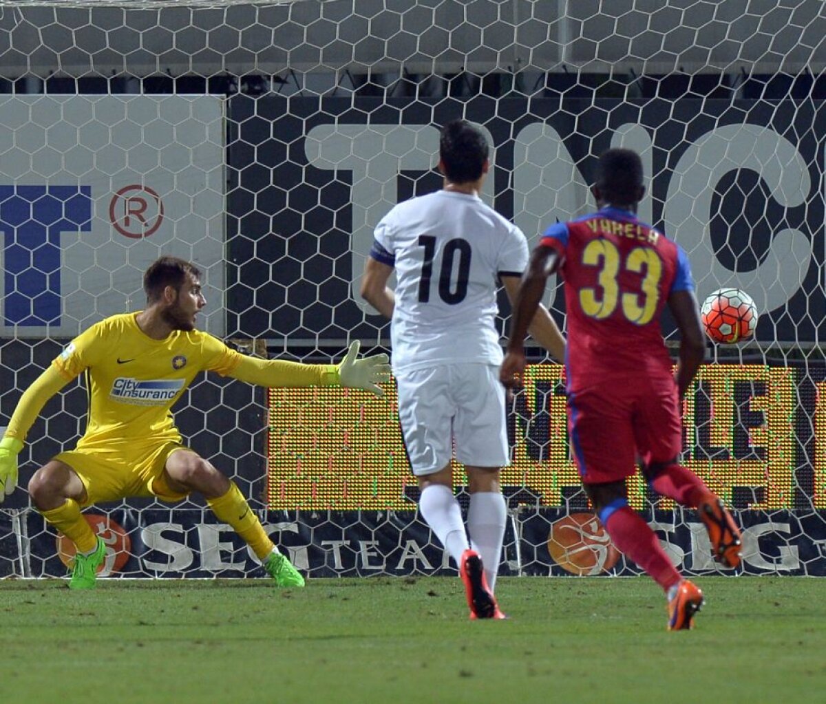 VIDEO+FOTO » Astra - Steaua 2-0 » Roş-albaştrii învinşi de jucătorii pe care i-a dorit în această vară: Alibec şi Budescu! 