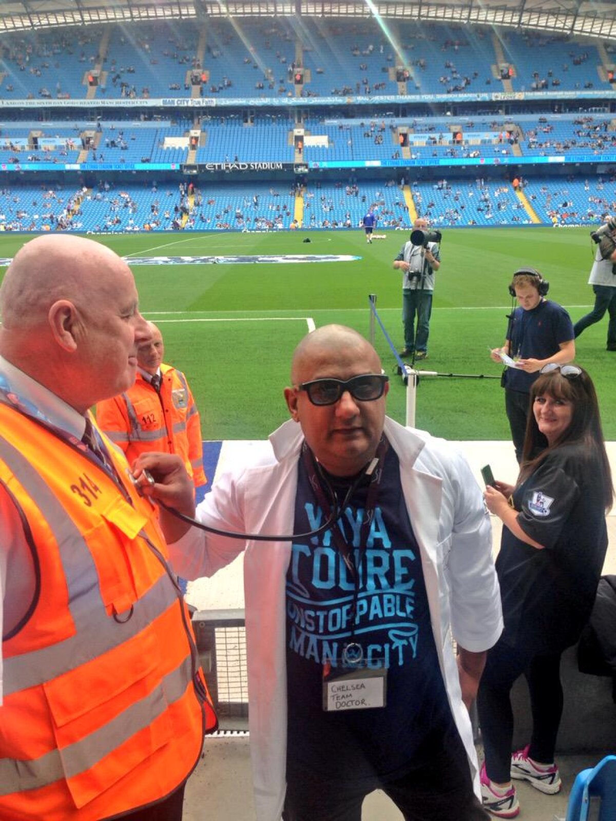 Fanii lui City au rîs de Mourinho după scandalul cu Eva Carneiro » Ce a făcut un suporter aflat în spatele băncii portughezului :D