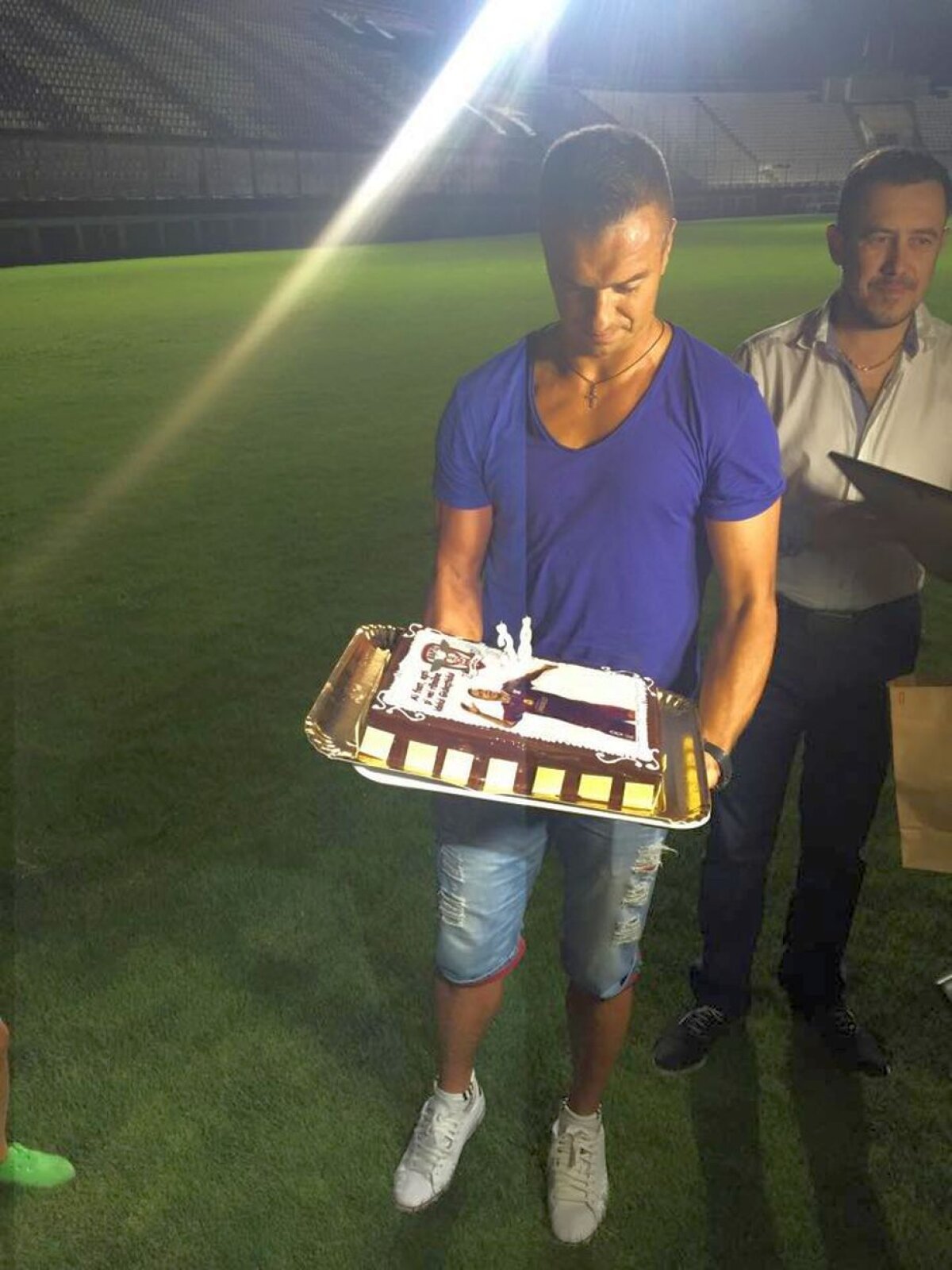 VIDEO+FOTO Surpriză emoţionantă pentru Pancu, pusă în scenă la miezul nopţii de 200 de fani » Idolul Giuleştiului a izbucnit în lacrimi