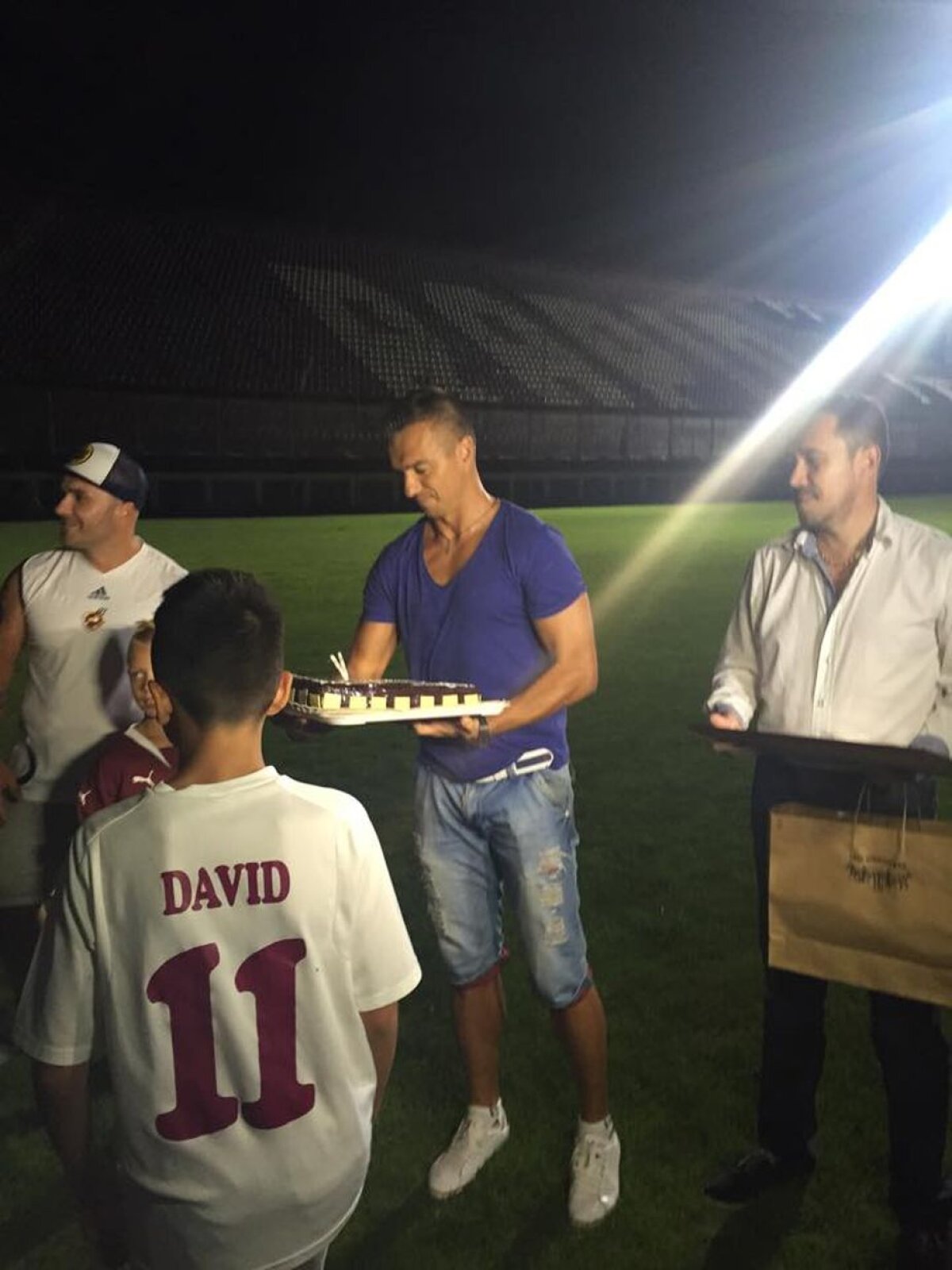 VIDEO+FOTO Surpriză emoţionantă pentru Pancu, pusă în scenă la miezul nopţii de 200 de fani » Idolul Giuleştiului a izbucnit în lacrimi