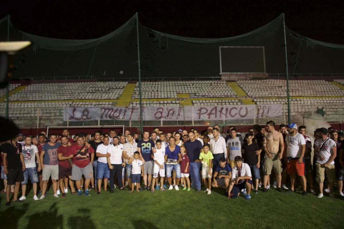 VIDEO+FOTO Surpriză emoţionantă pentru Pancu, pusă în scenă la miezul nopţii de 200 de fani » Idolul Giuleştiului a izbucnit în lacrimi