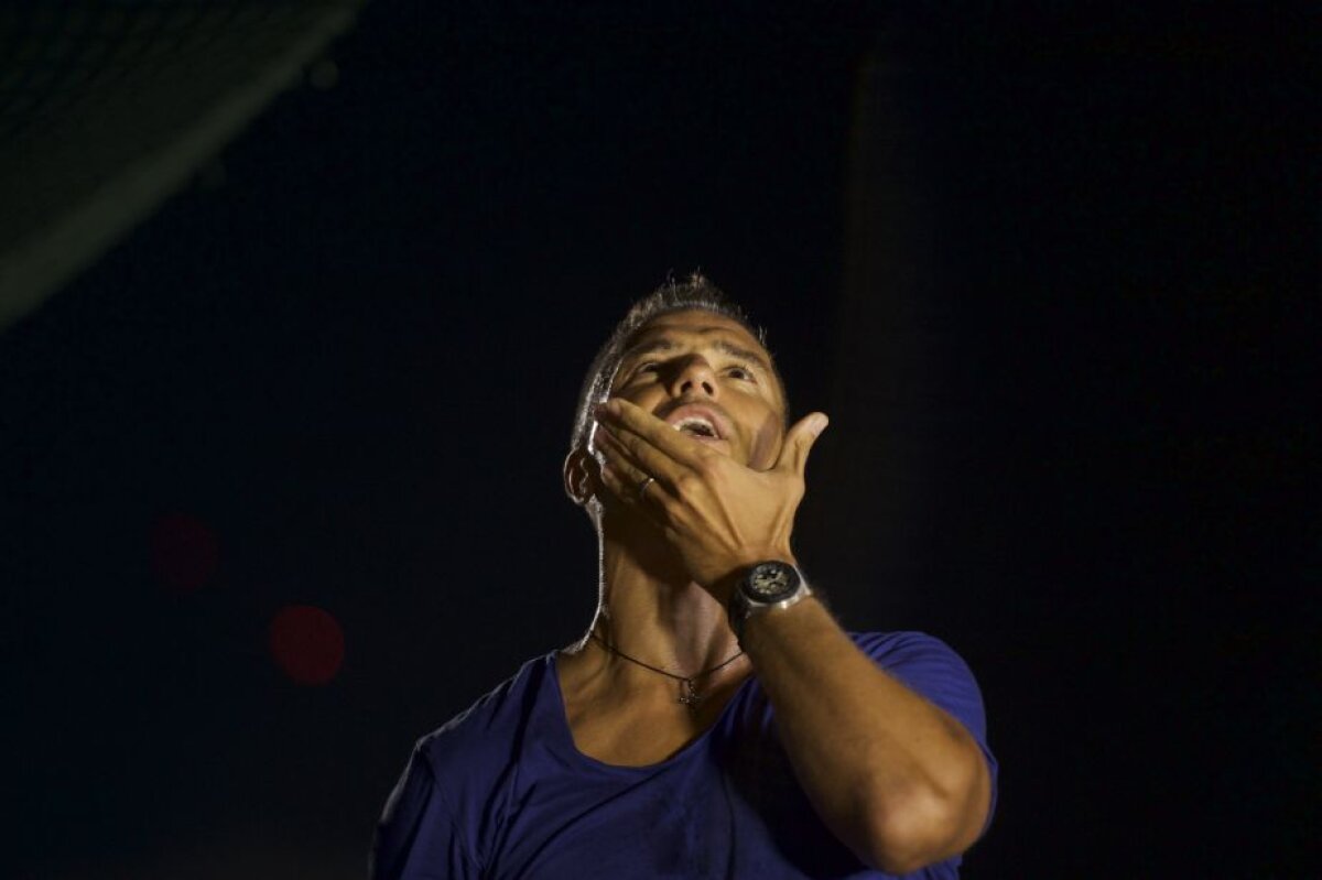 VIDEO+FOTO Surpriză emoţionantă pentru Pancu, pusă în scenă la miezul nopţii de 200 de fani » Idolul Giuleştiului a izbucnit în lacrimi