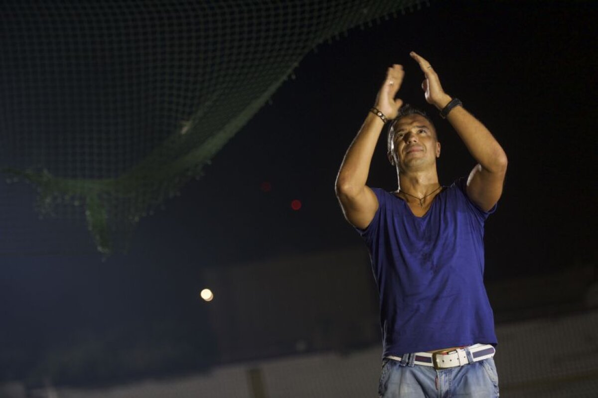 VIDEO+FOTO Surpriză emoţionantă pentru Pancu, pusă în scenă la miezul nopţii de 200 de fani » Idolul Giuleştiului a izbucnit în lacrimi