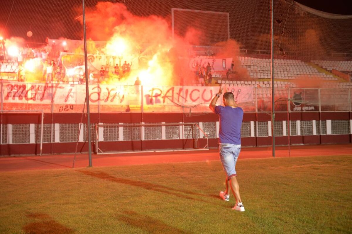 VIDEO+FOTO Surpriză emoţionantă pentru Pancu, pusă în scenă la miezul nopţii de 200 de fani » Idolul Giuleştiului a izbucnit în lacrimi