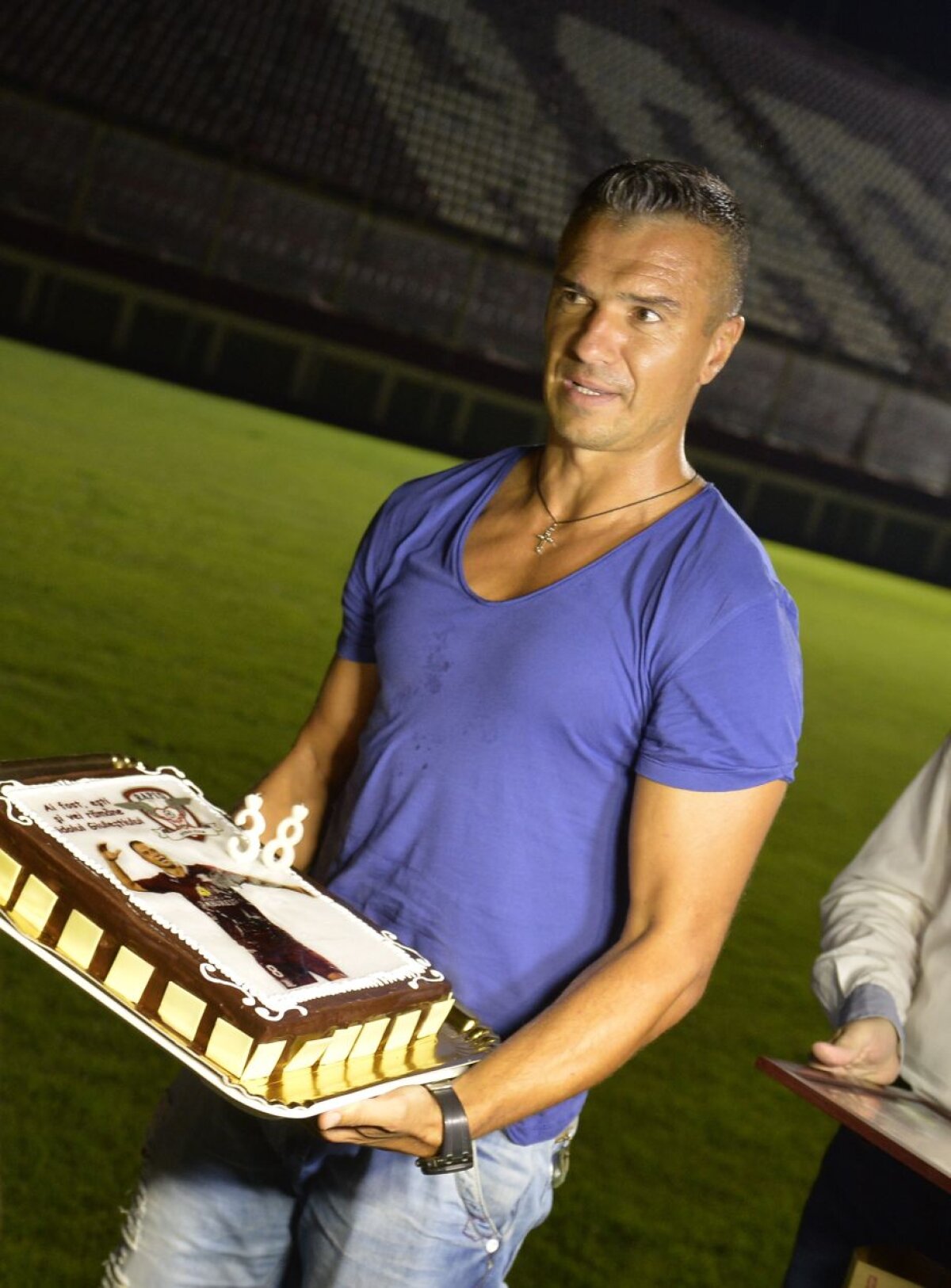 VIDEO+FOTO Surpriză emoţionantă pentru Pancu, pusă în scenă la miezul nopţii de 200 de fani » Idolul Giuleştiului a izbucnit în lacrimi